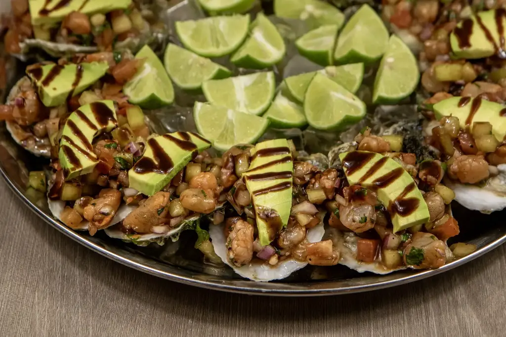 Ostiones Con Ceviche de Camaron 1/2 Docena